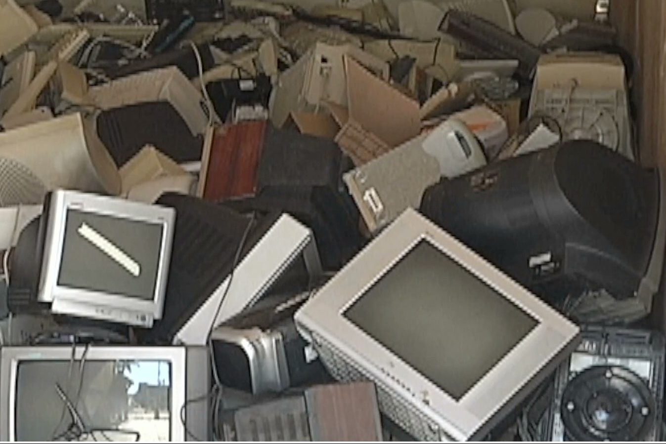 Acopian cerca de 500 televisores en Xalapa