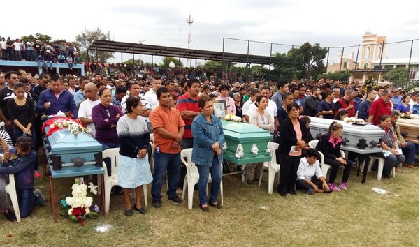 Realizan misa de cuerpo presente en Camarón de Tejeda, en memoria de las víctimas