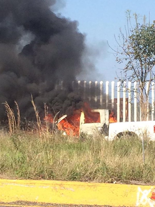 Se calcina camioneta por corto circuito