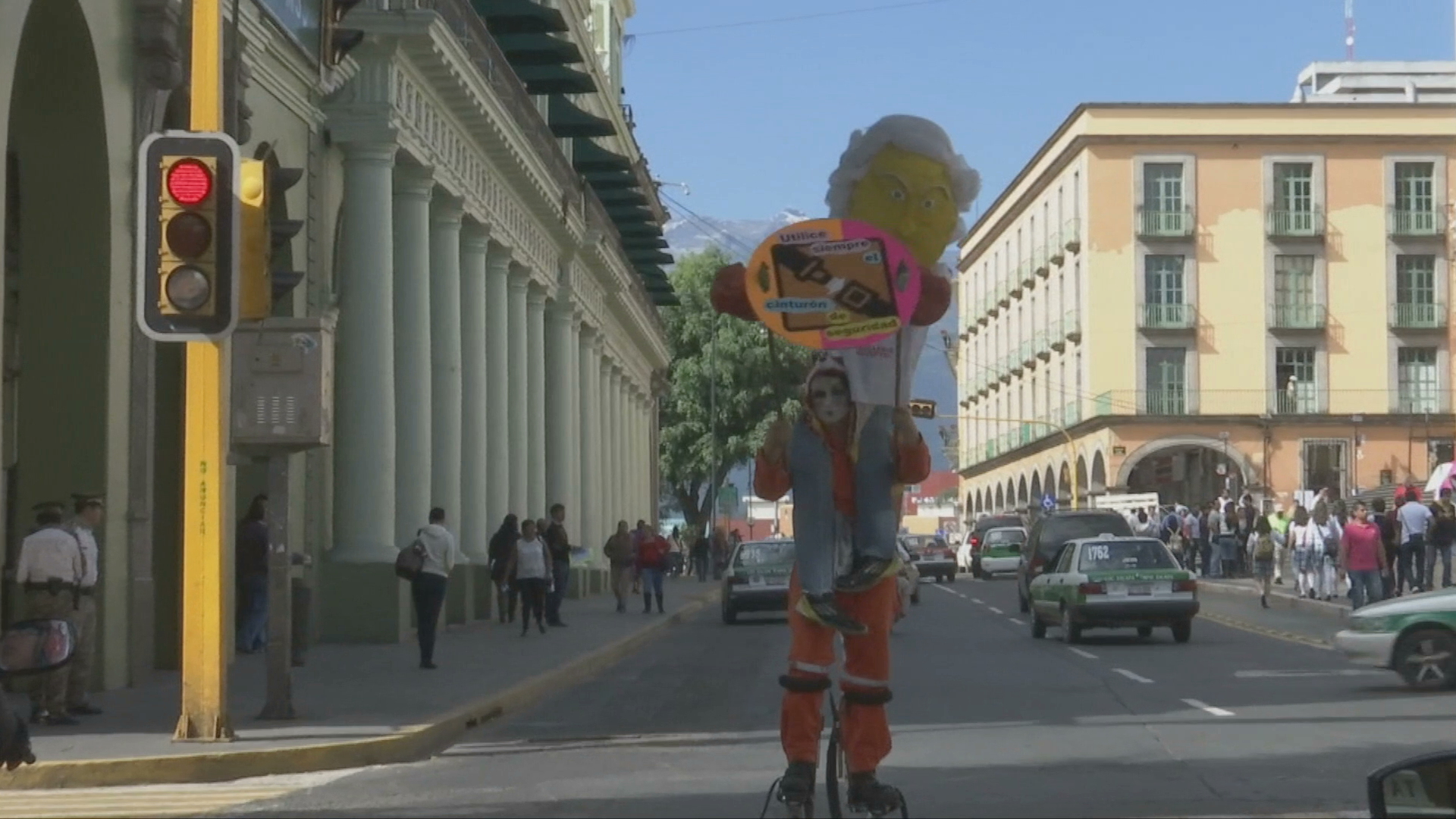 Con teatro callejero fomentan cultura vial en Xalapa