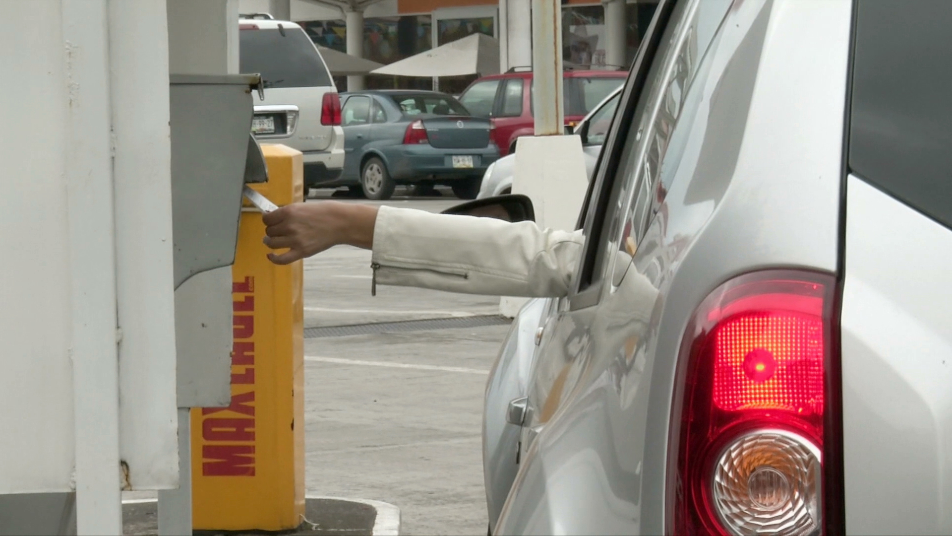 Plazas comerciales de Xalapa siguen cobrando estacionamiento