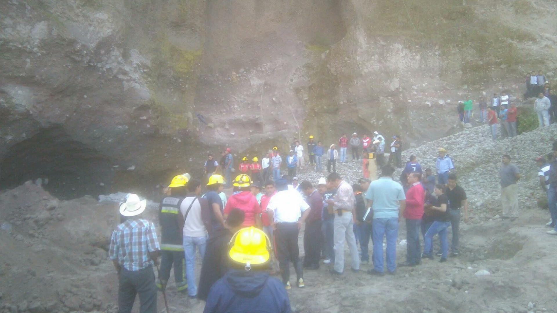 Mueren jóvenes sepultados en arenal de Coscomatepec