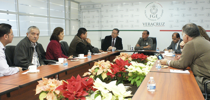 Atienden FGE y SEGOB a familiares de desaparecidos en Tierra Blanca