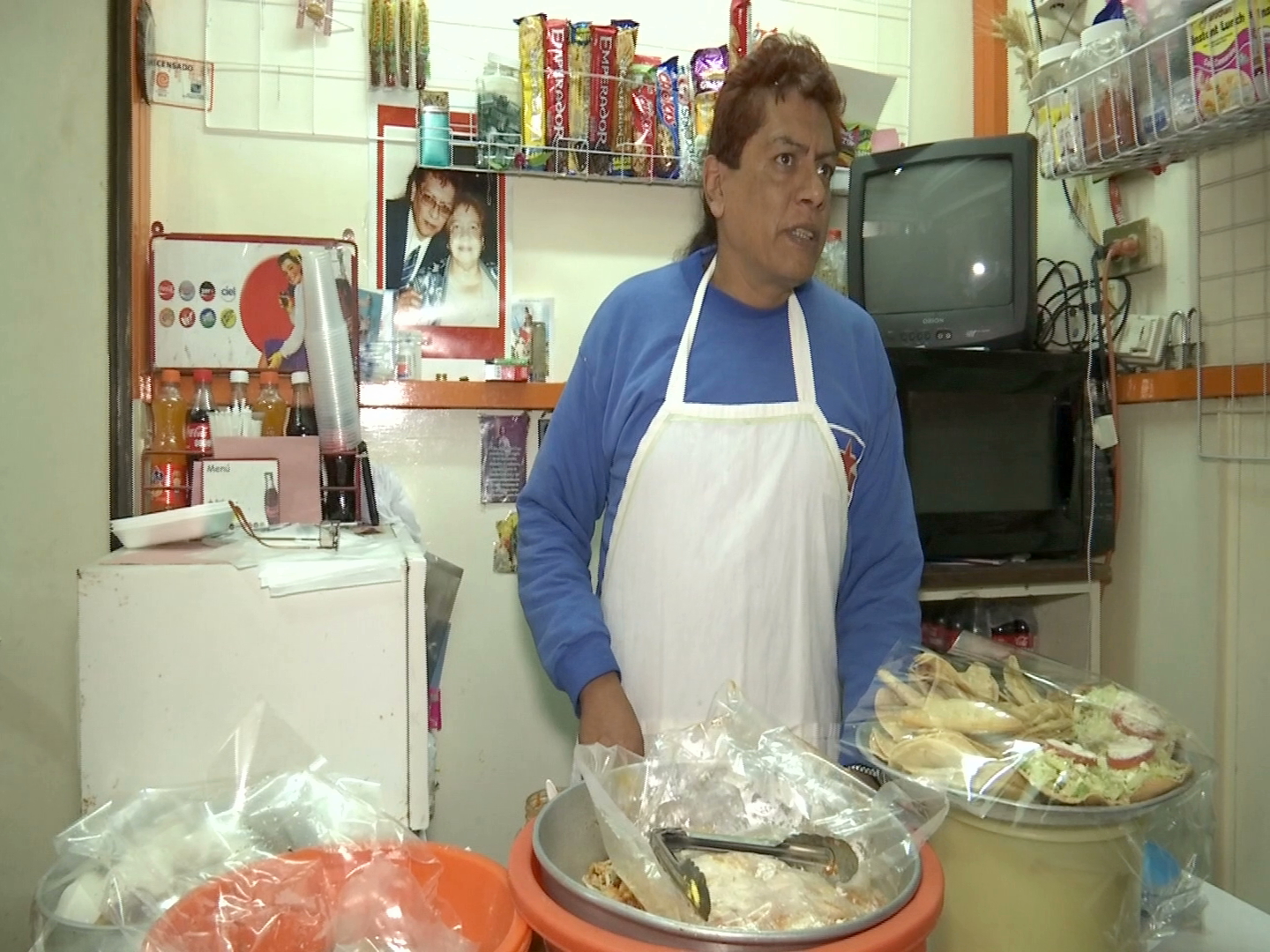 Gabriel o Gabriela, luchador exótico que vende antojitos