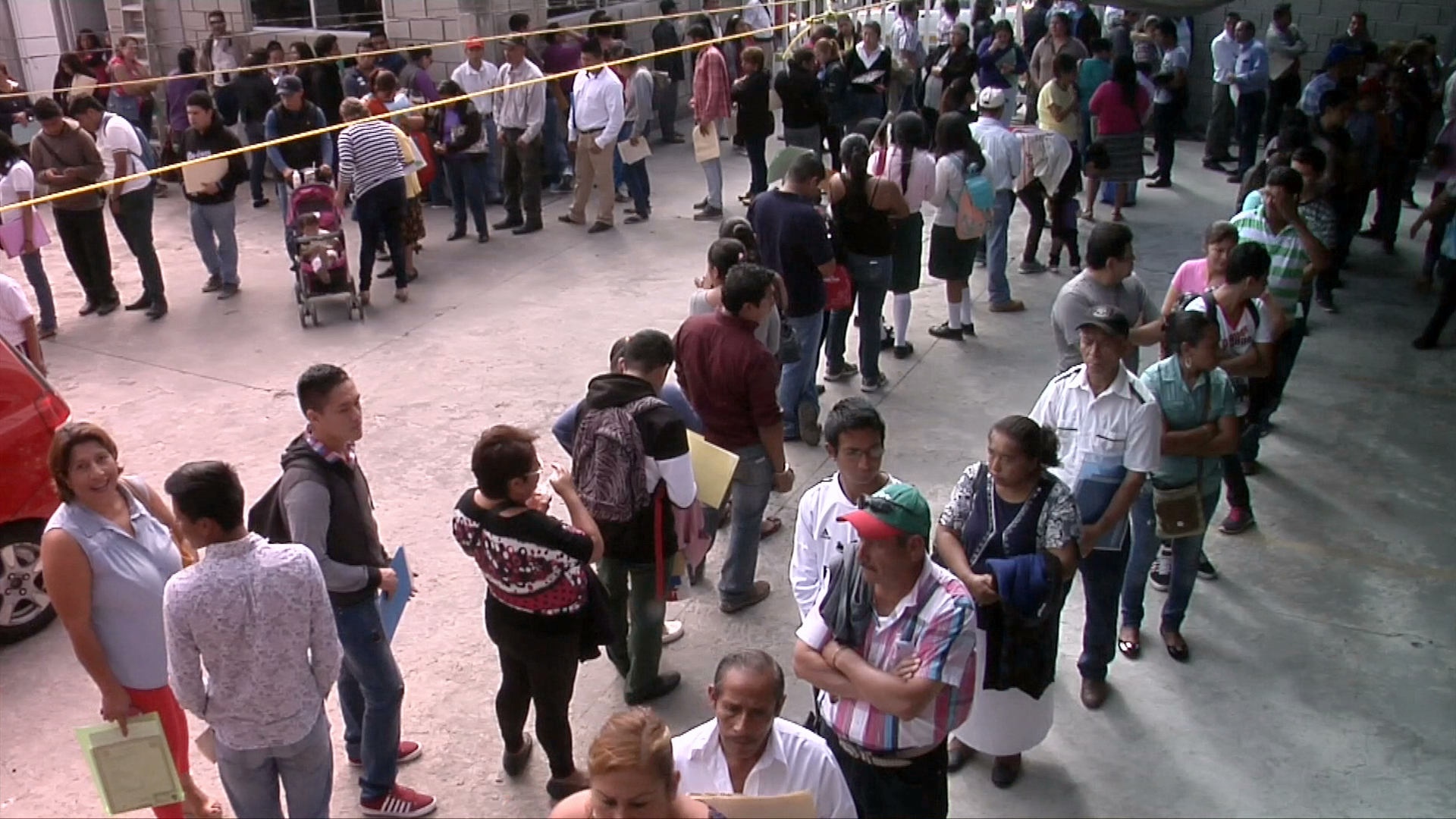 Saturan el INE en el último día para renovar credencial