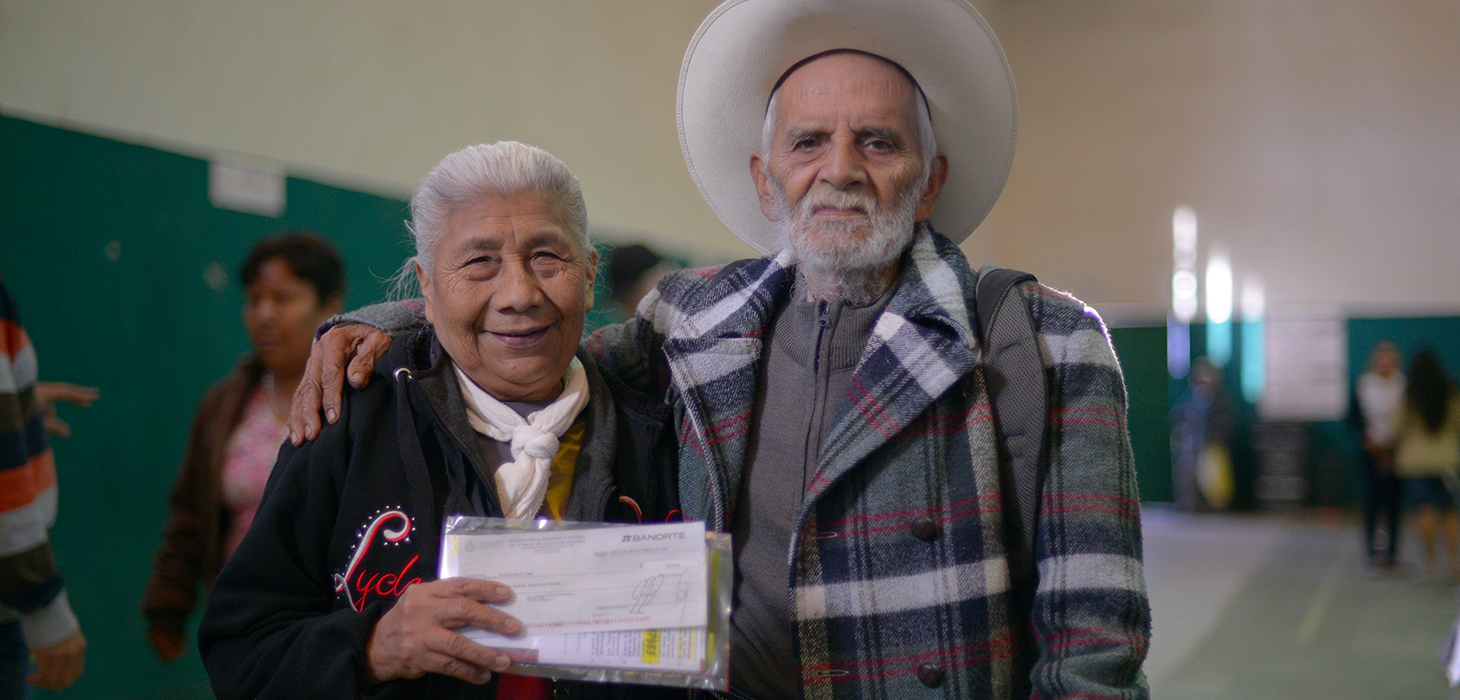 Reciben adultos mayores de Xalapa pago de pensión alimenticia del DIF estatal