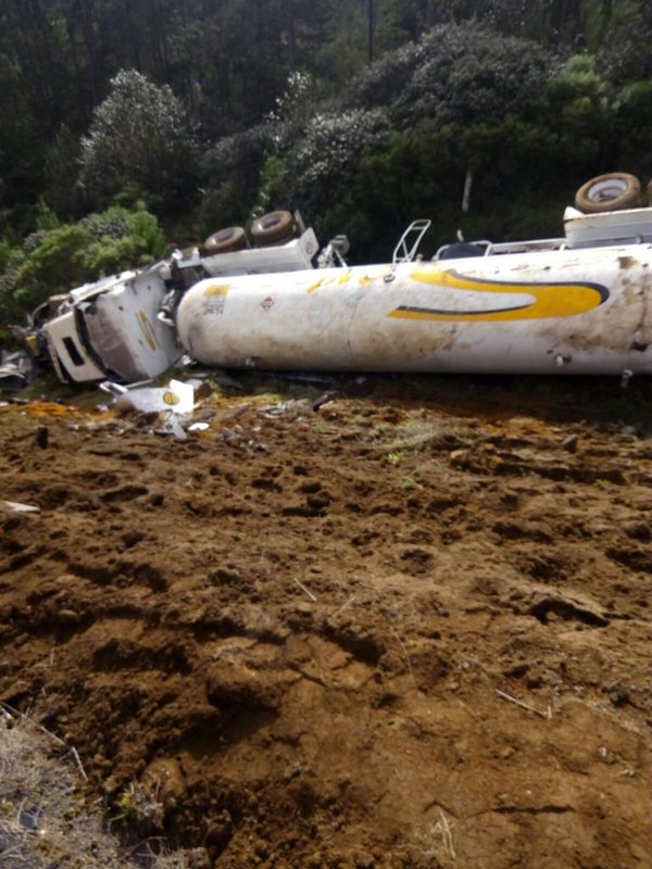 Vuelca pipa de gas en Perote