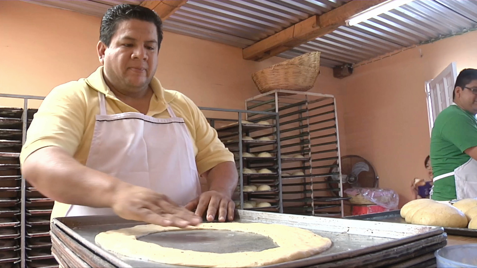 Familias jarochas elaboran la tradicional rosca de Reyes