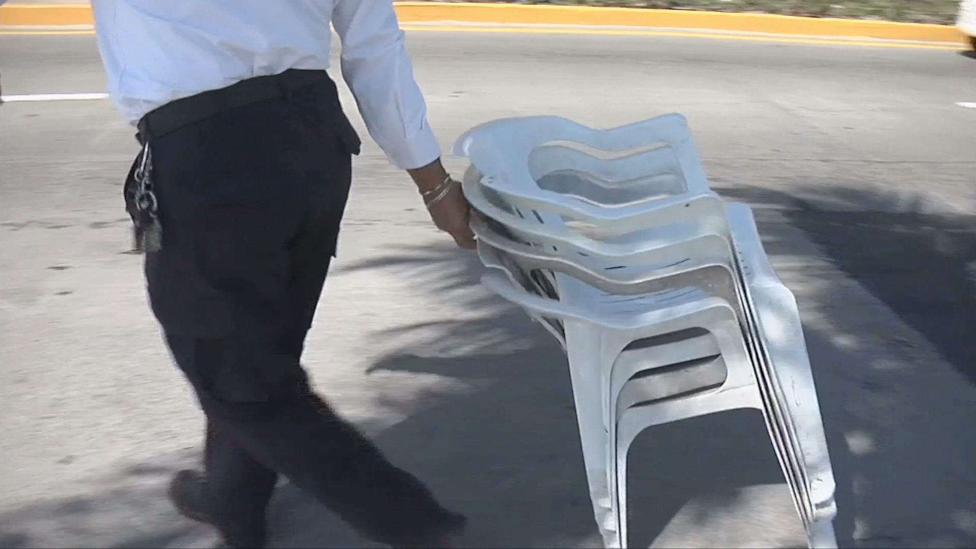 Retiran sillas de palaperos que apartaban lugares en Veracruz