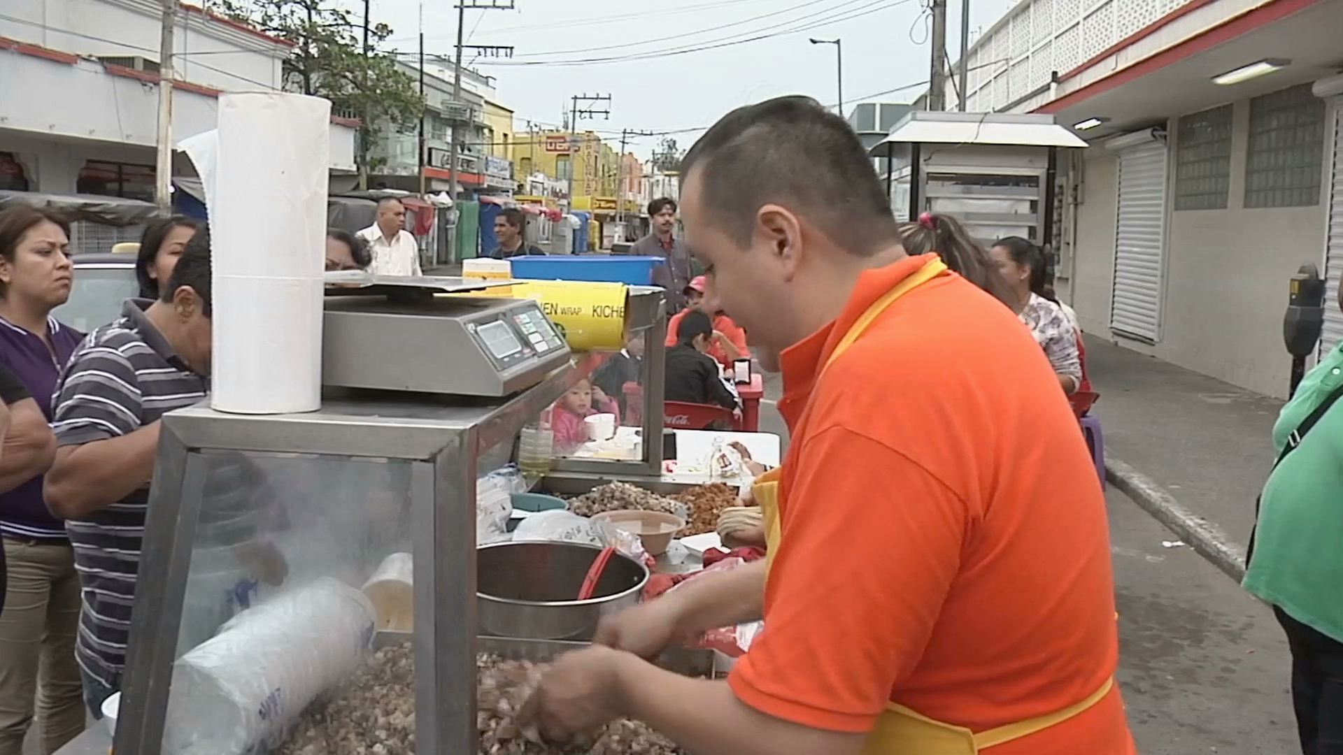 Abarrotan puestos de comida para curar la cruda de año nuevo