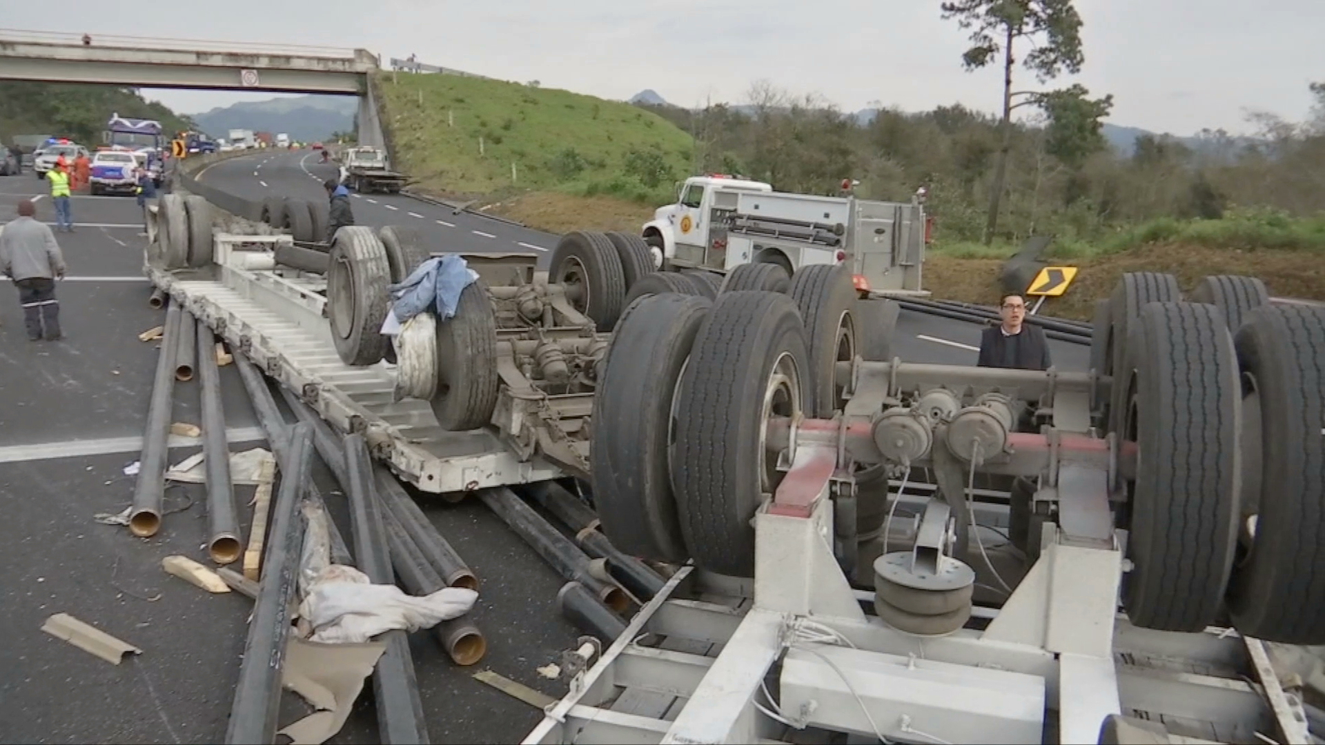 Vuelca tráiler en el libramiento Xalapa-Perote