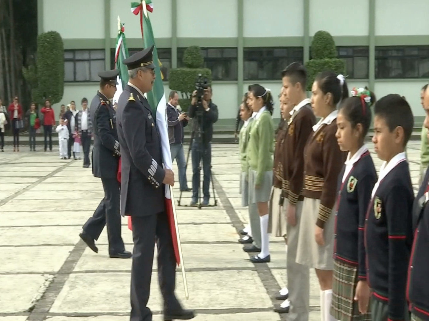 Entregan banderas a 23 escuelas de Xalapa