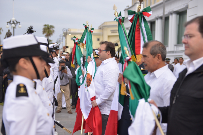 Abandera Gobernador escoltas escolares en el marco del Día de la Bandera Nacional