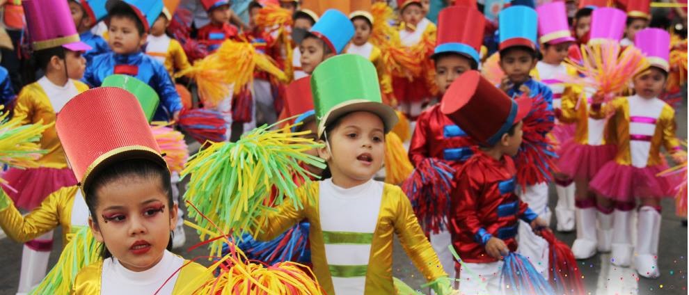 Niños participan en el “carnavalito” en El Tejar