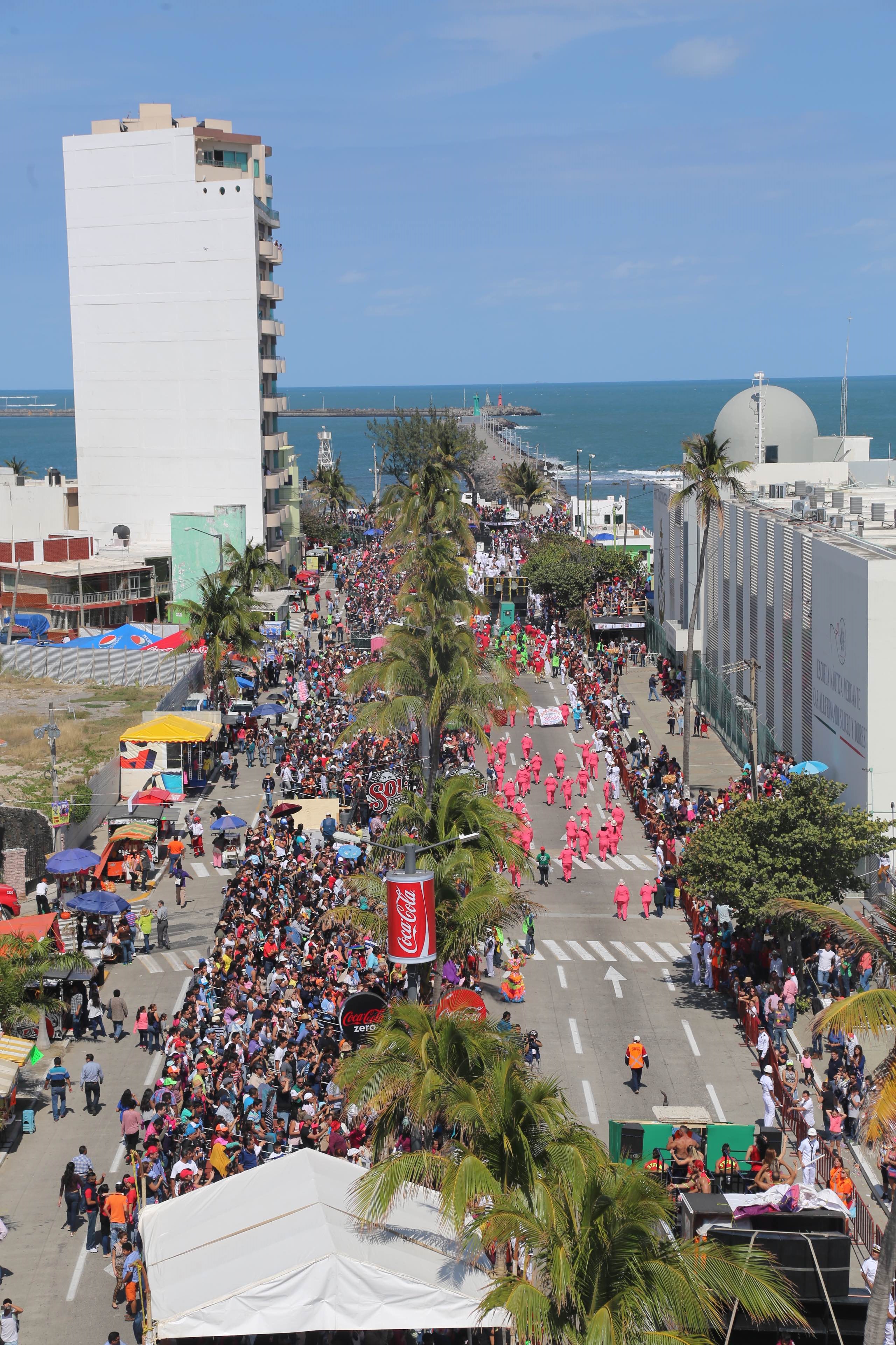 Baile, alegría y color en Primer Desfile del Carnaval 2016