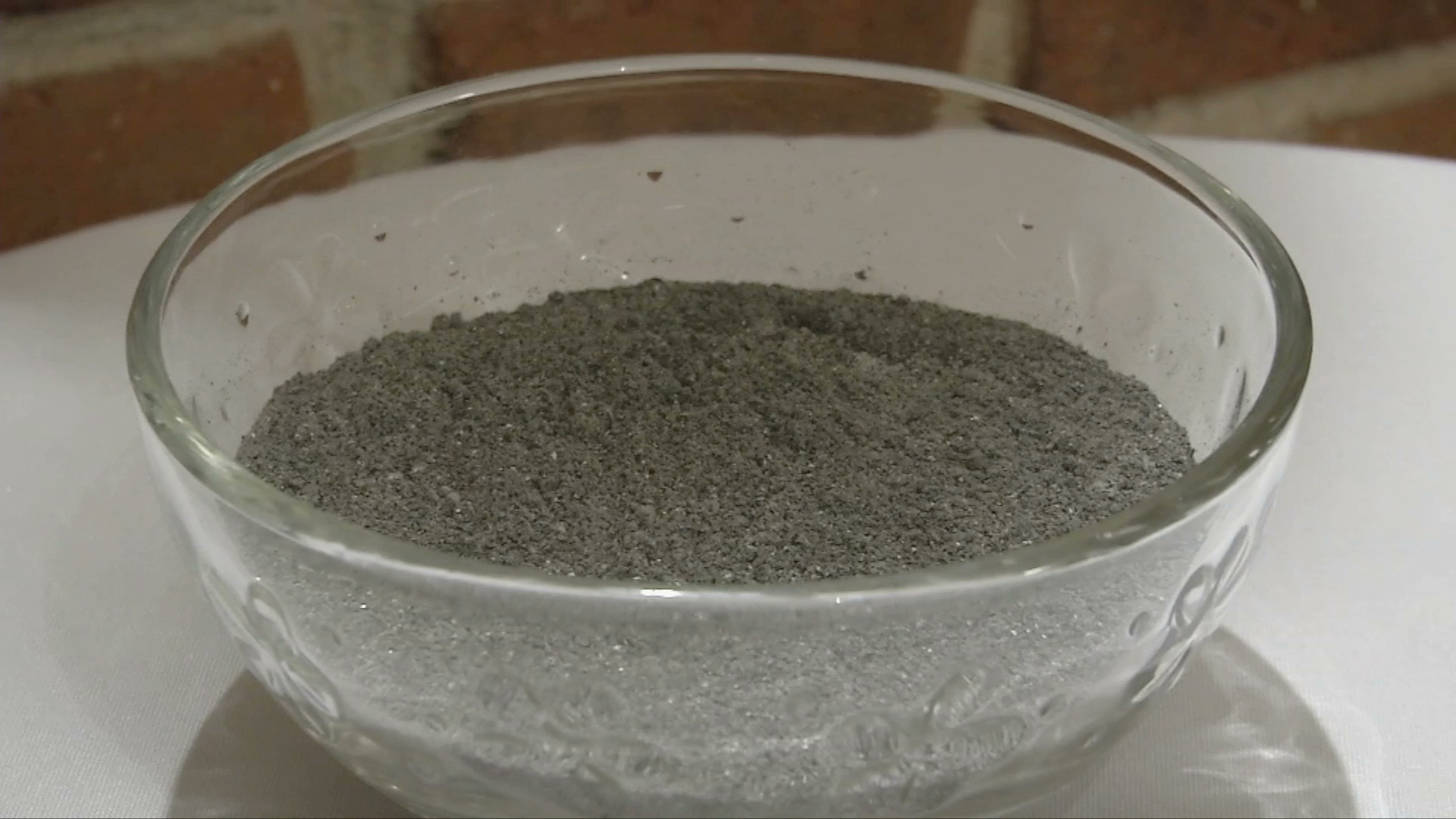 Con palmas benditas preparan la ceniza en el inicio de la Cuaresma