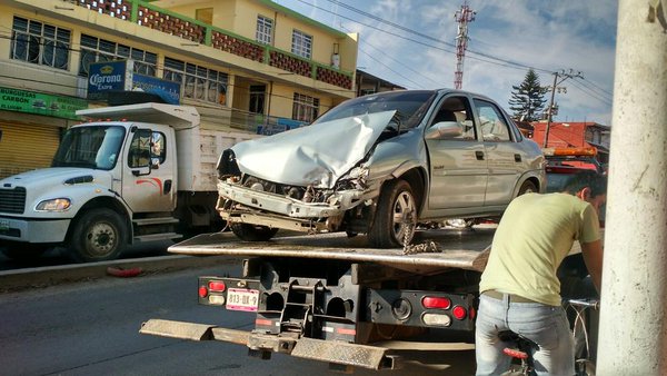 Carambola provoca caída de poste en  Chedraui Caram