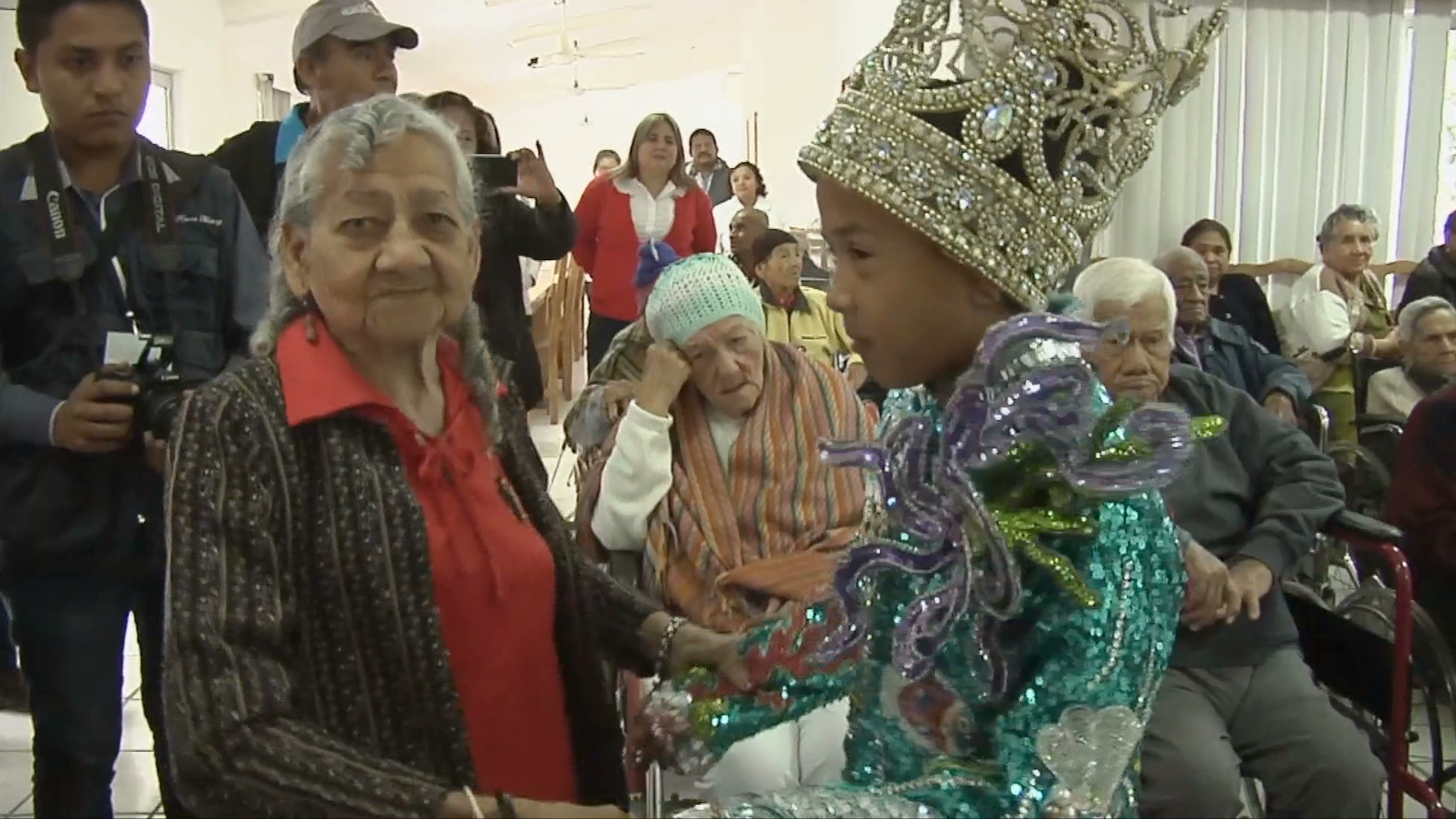 Corte Real del Carnaval de Veracruz visita asilo