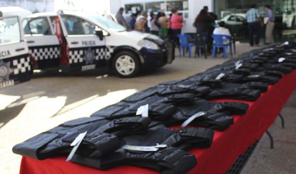 Reciben policías Naval y Estatal patrullas y equipo táctico de SUBSEMUN