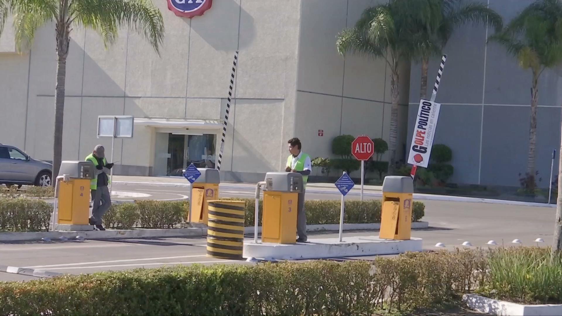 Levantan plumas en Plaza Américas para evitar clausura