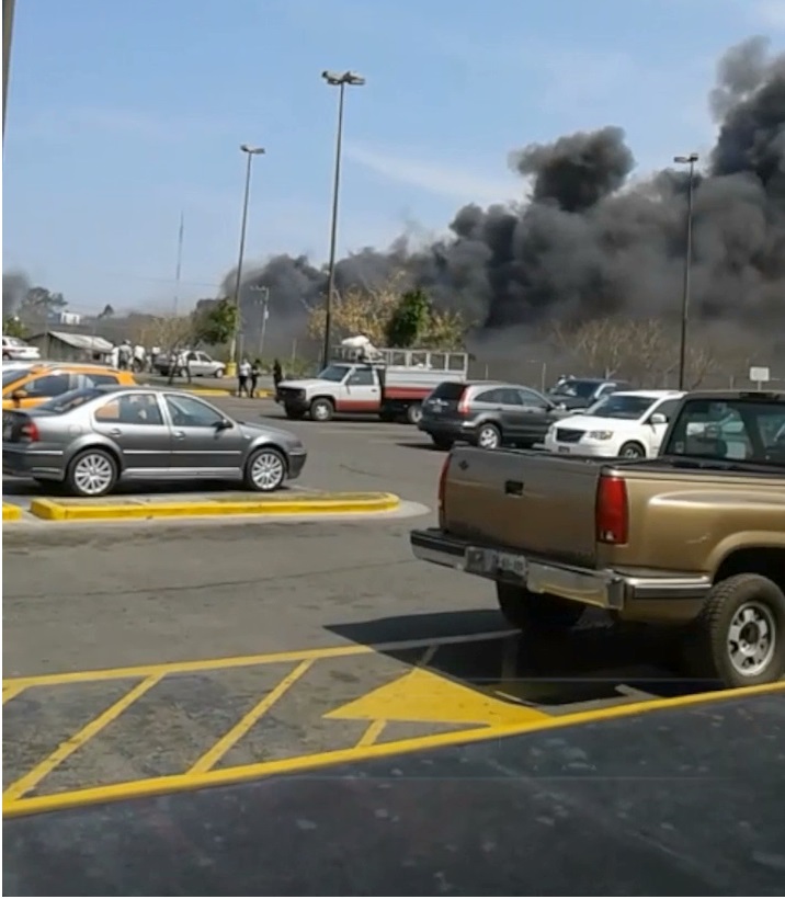 Autos y motos calcinadas por incendio en corralón de El Coyol