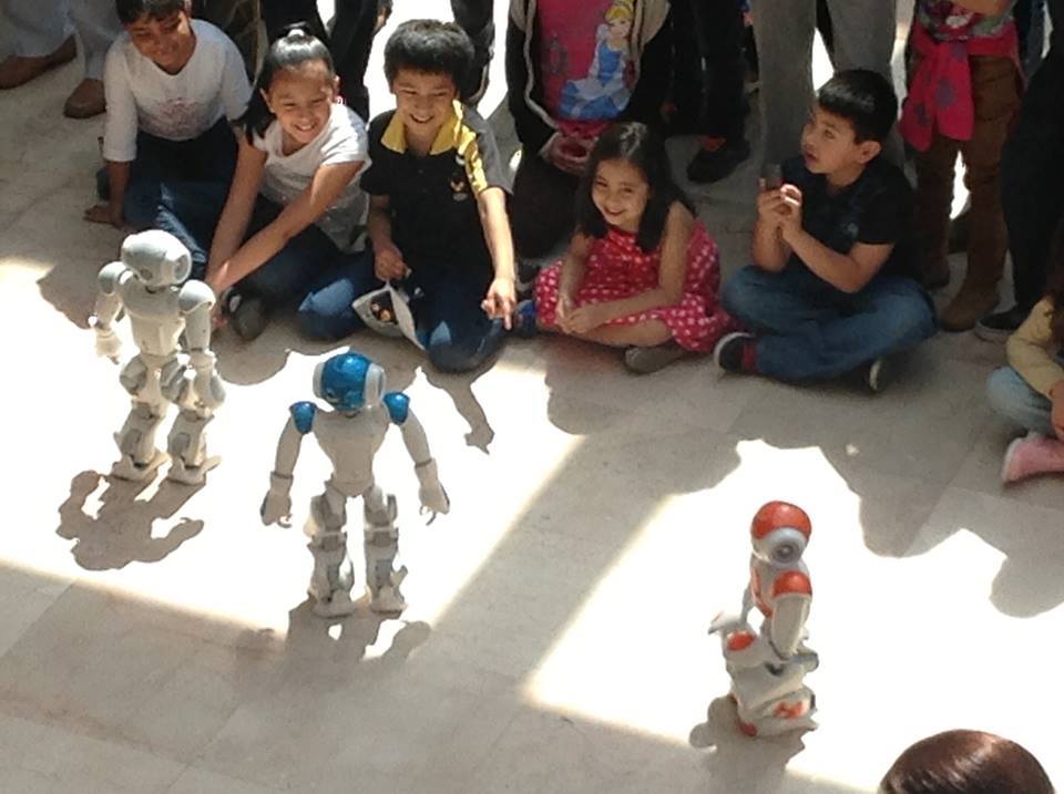 Invitan a niños a interactuar con robots