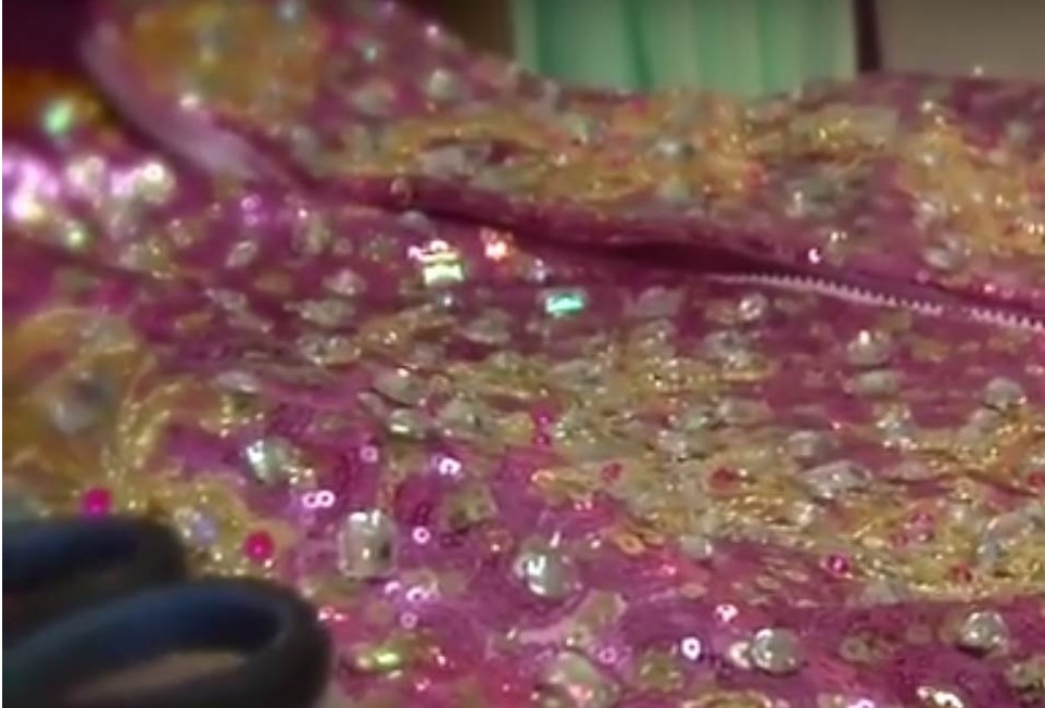 Las manos que confeccionan los trajes de la Corte Real del Carnaval de Veracruz