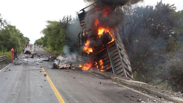 Colisiona tráiler contra auto particular en Vega de Alatorre; 3 muertos