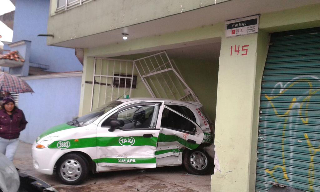 Vuelca tráiler en autopista Xalapa- Veracruz; cuatro lesionados por choque a taxi
