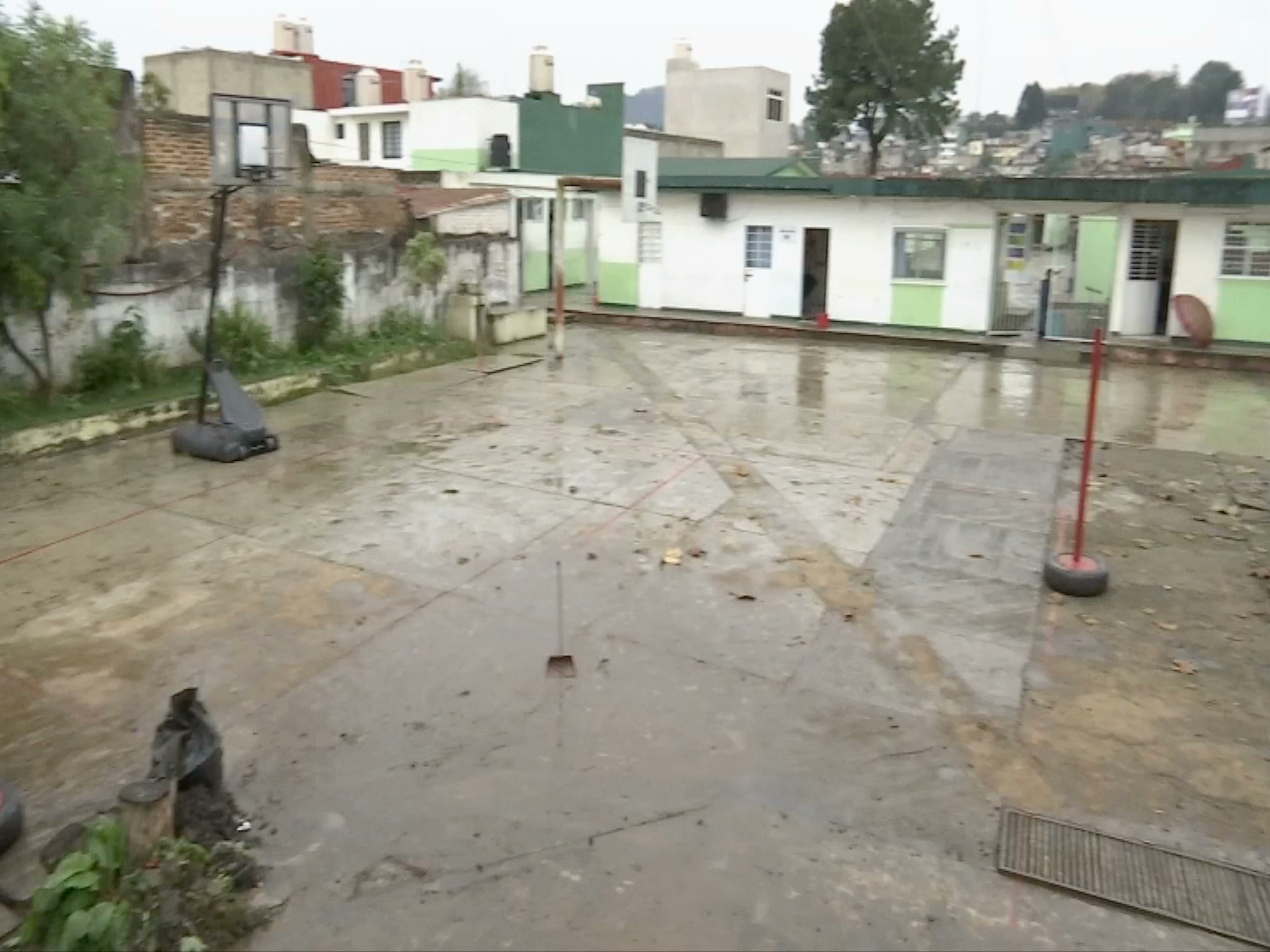 Desalojan tres escuelas por aguacero en Xalapa