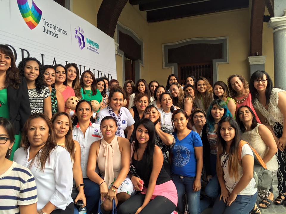 Ofrecen servicio médico gratuito y asesoría legal a mujeres en su día