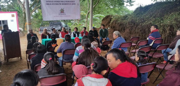 Entregan viviendas a familias reubicadas en Cosautlán, Tatatila y Altotonga