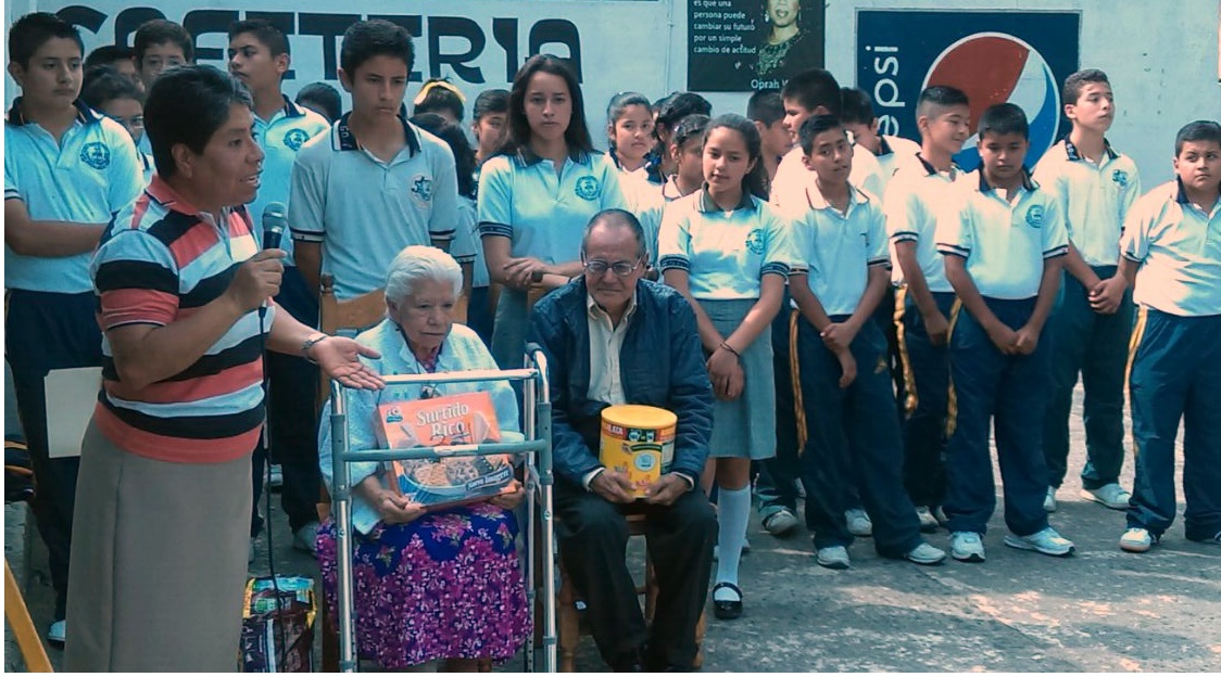 Alumnos de la Federal 1 entregan víveres en el asilo Sayago y en albergue de Cáritas