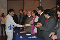 Entregan becas a universitarios destacados