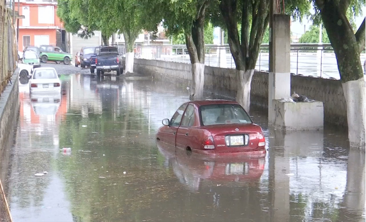 Calles y casas inundadas dejó granizada en Xalapa