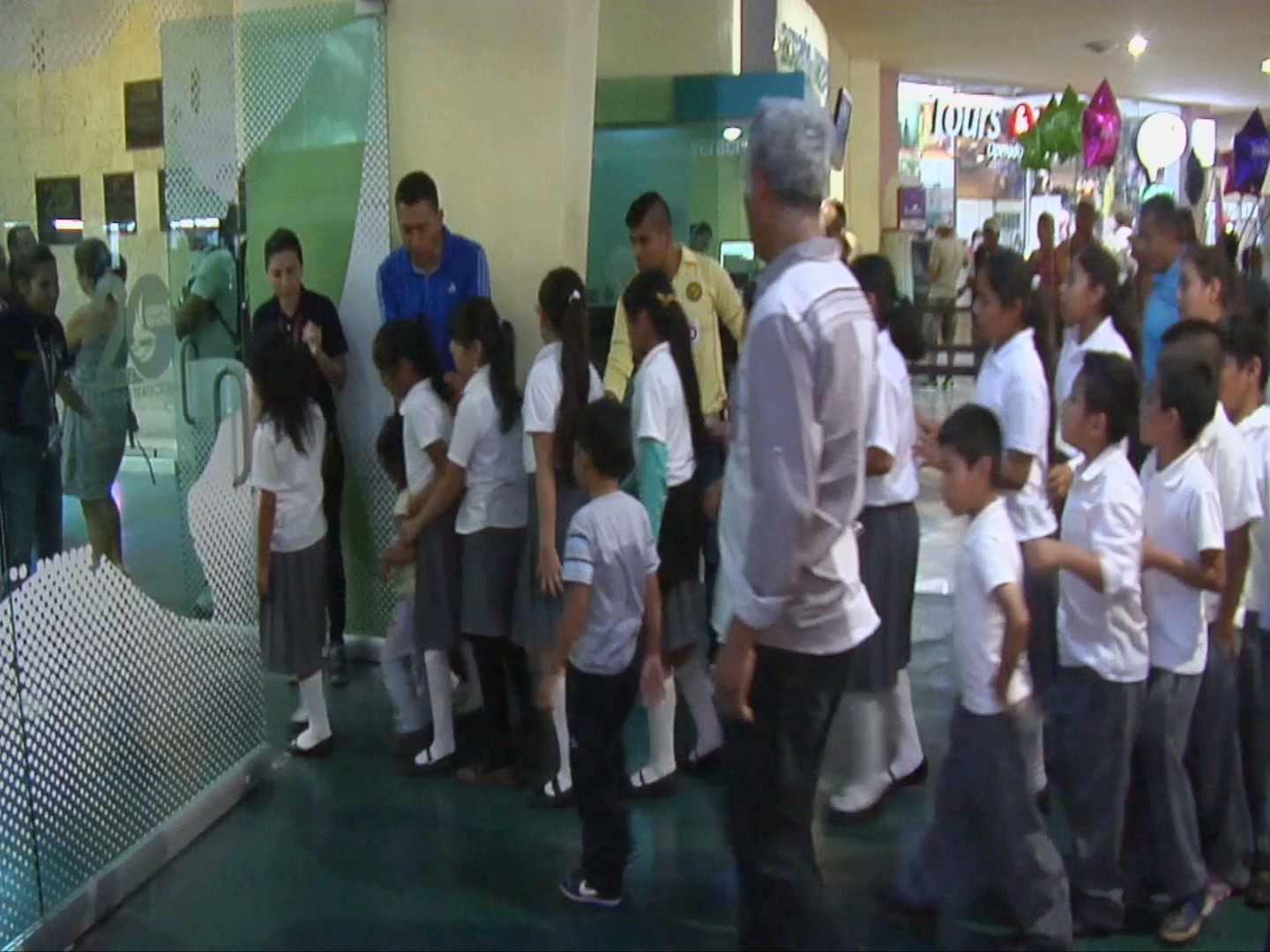Niños de Zongolica visitan la playa y el Acuario de Veracruz