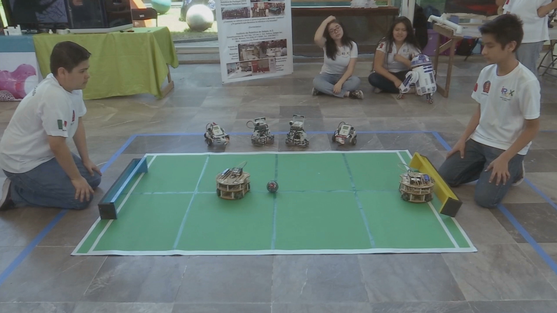 Niños crean robots que juegan futbol