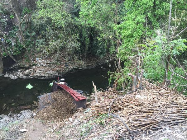Ahora cae camión cañero al río Atoyac; el chofer resultó lesionado