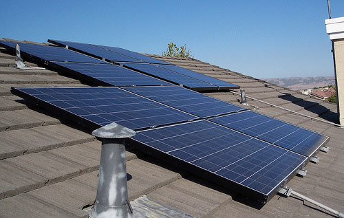 Alto costo hace que familias no usen los paneles solares