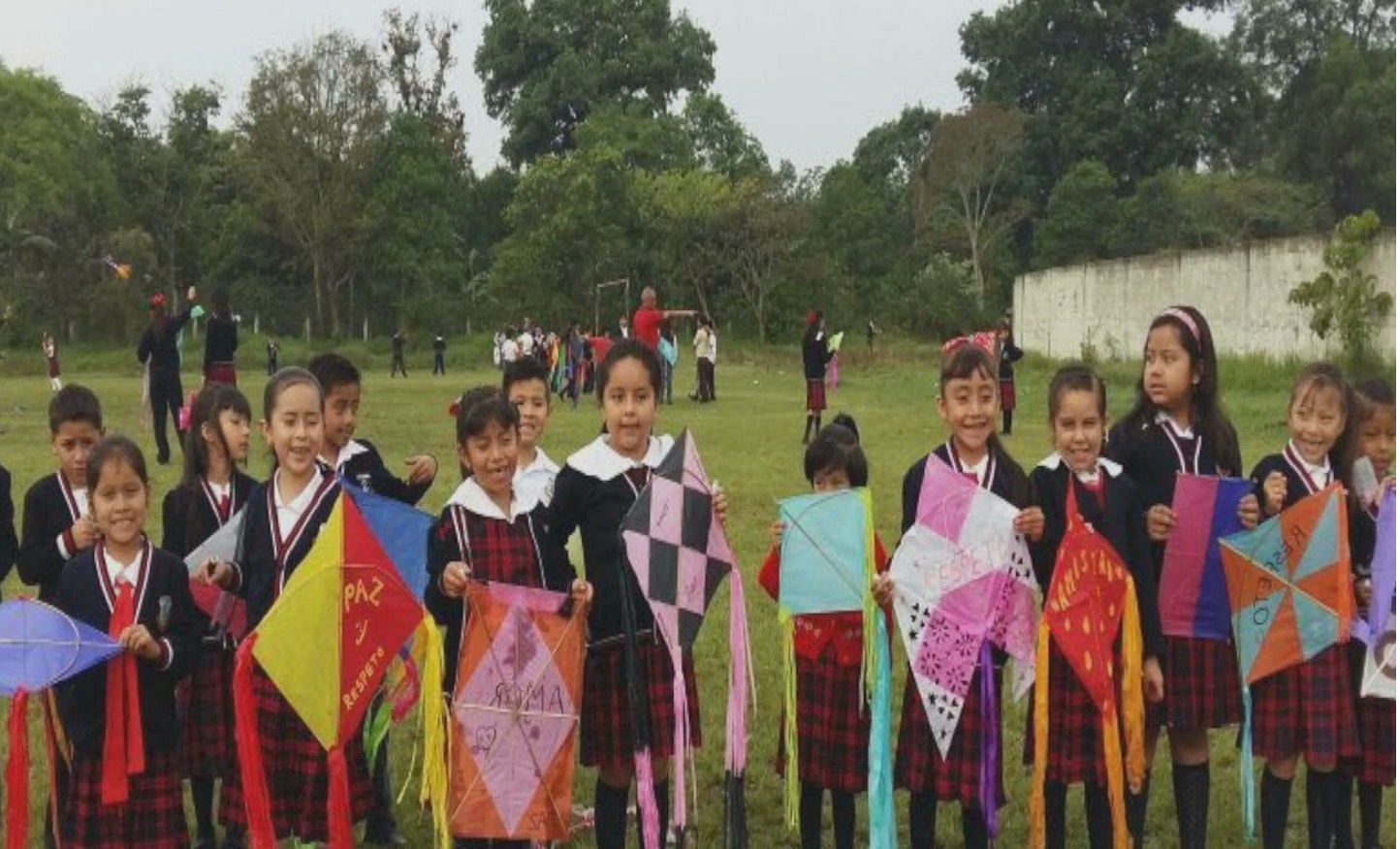 Celebran el Día del Niño elevando papalotes