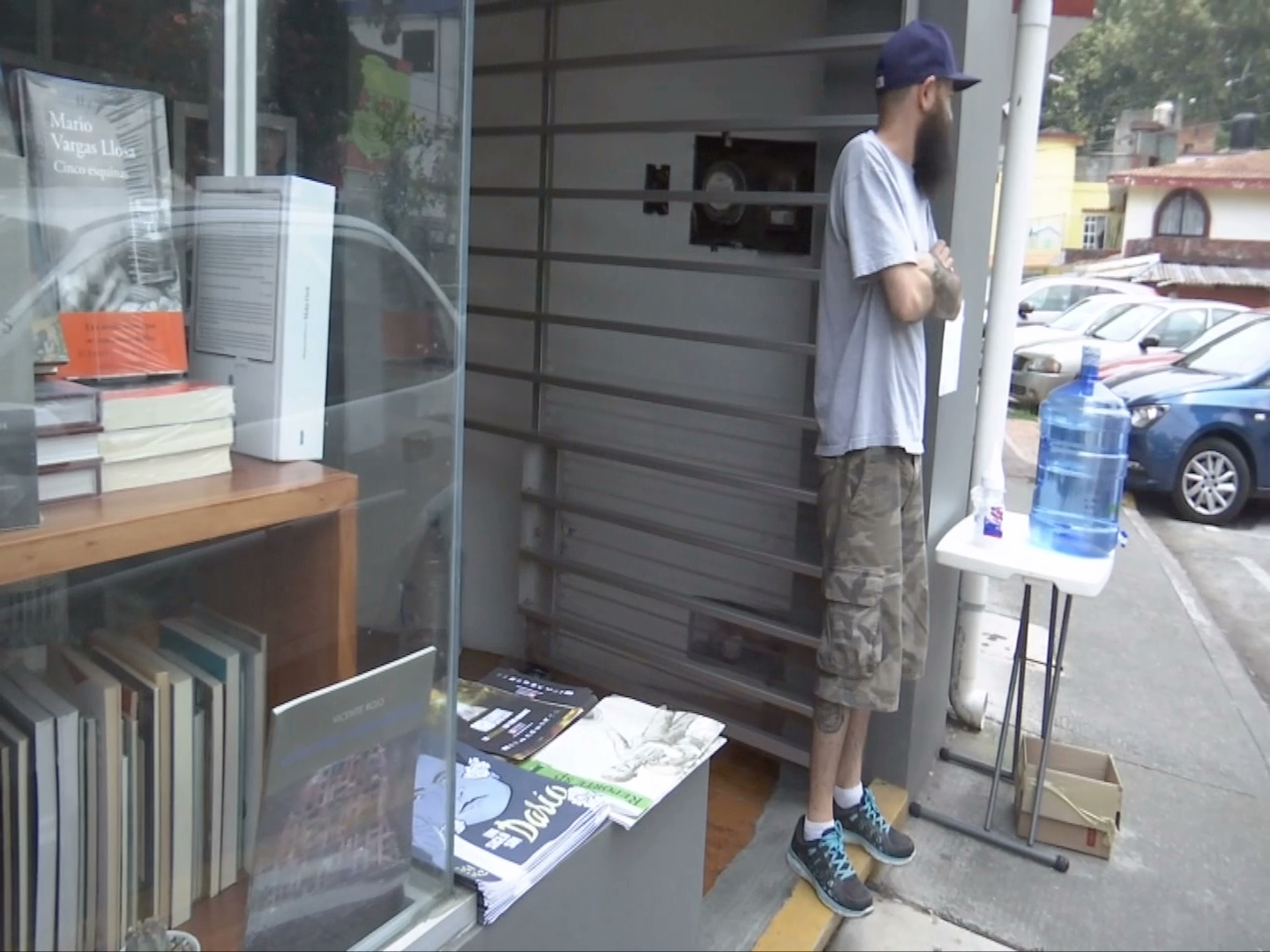 Ponen agua para peatones afuera de librería de Xalapa