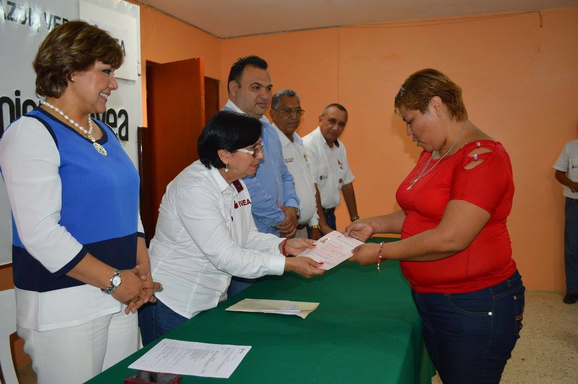 Entregará IVEA certificados de primaria y secundaria a 50 mil adultos en Veracruz