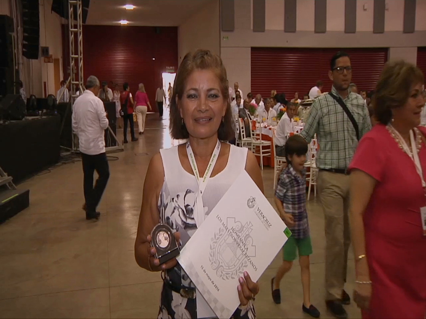 Reconocen trayectoria de 30 y 40 años de servicios de maestros en Veracruz