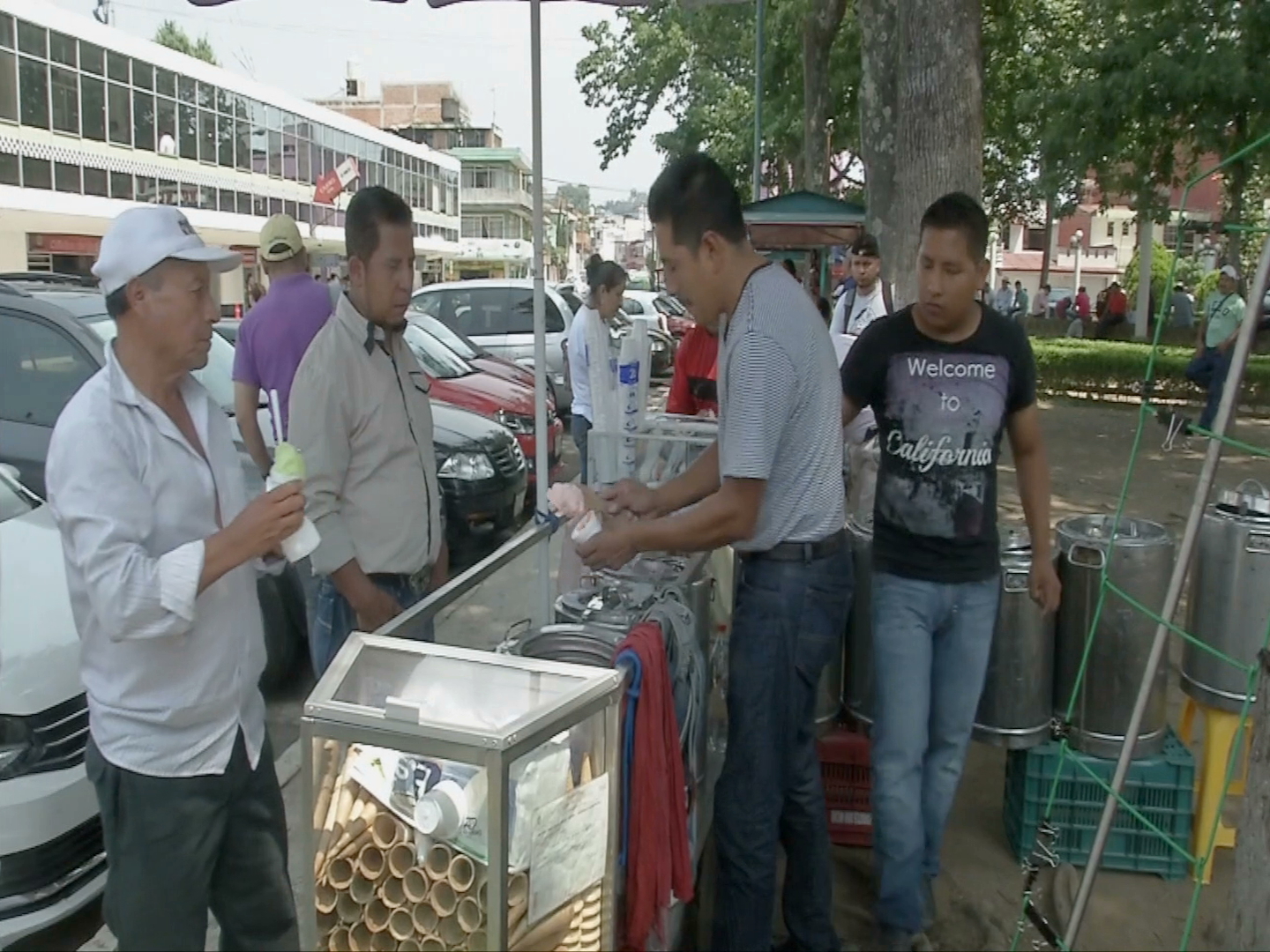 Más de 60 sabores y 20 años de experiencia; Felipe, el nevero de Tránsito del Estado