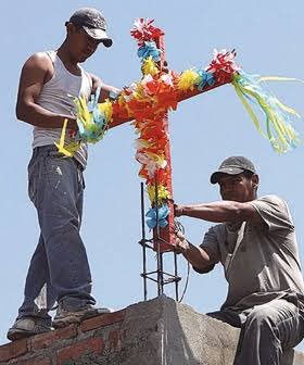 Siguen celebrando a la Santa Cruz, pese a que hay pocas construcciones