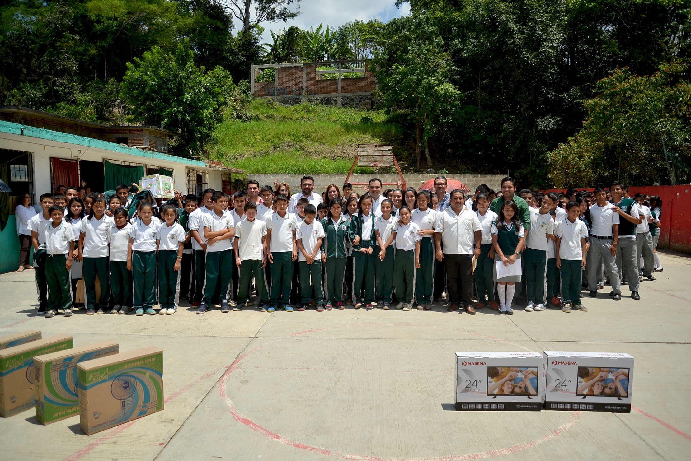 Entrega Américo Zúñiga mobiliario a escuelas de congregaciones de Xalapa