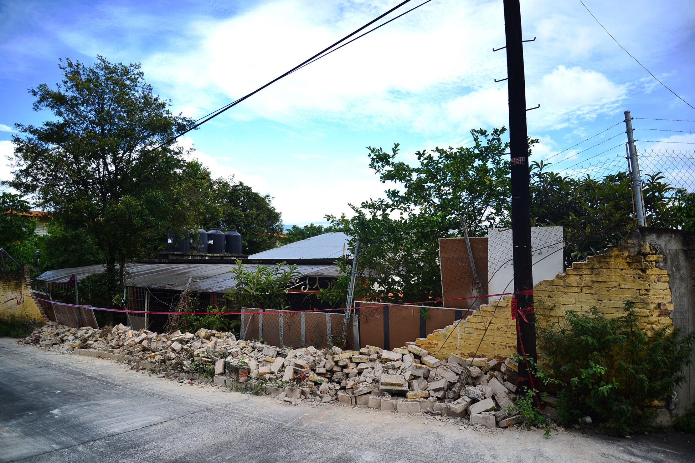 Reconstruirán barda caída en Secundaria Técnica 3, en Xalapa