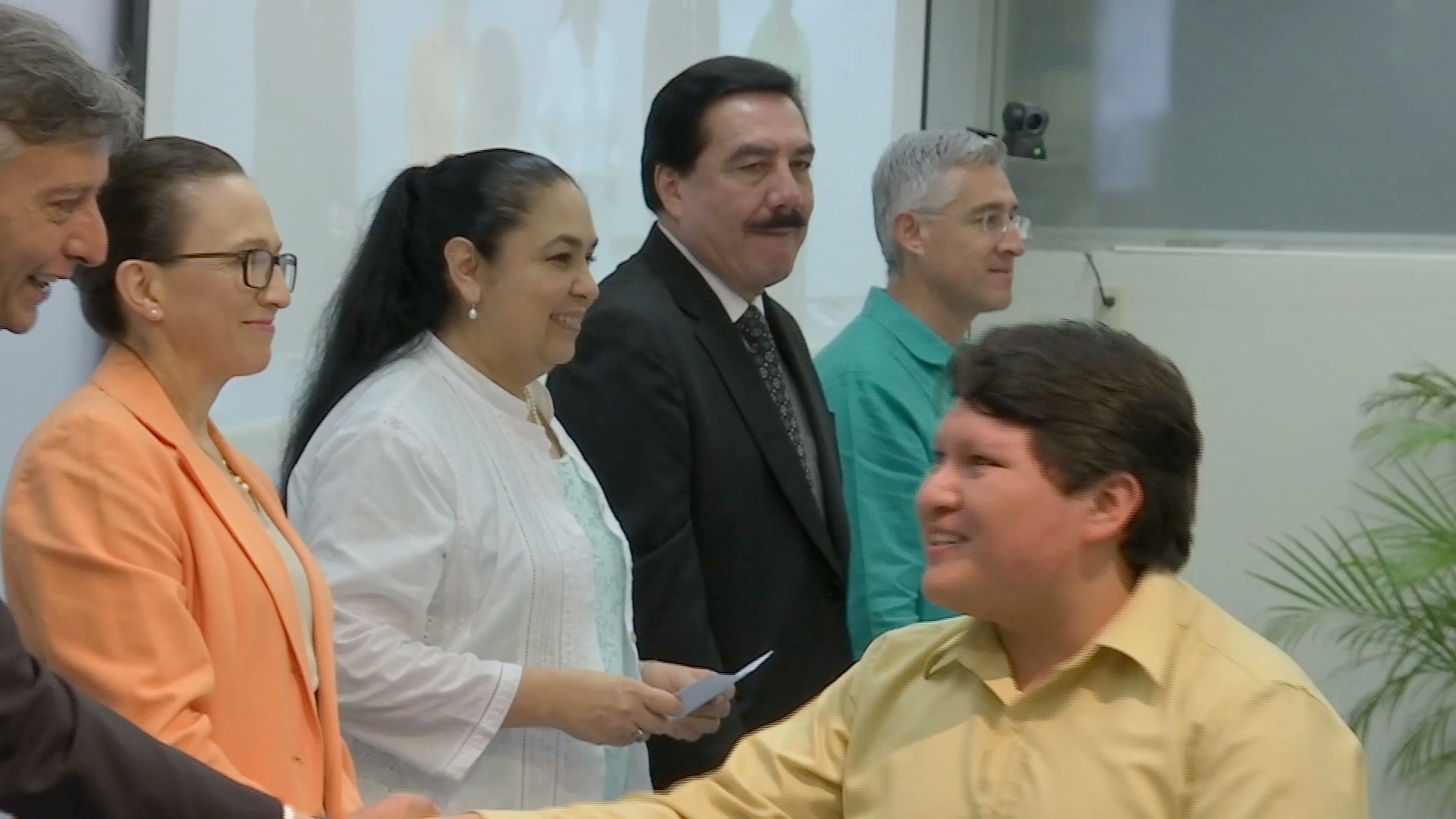 Entrega UV becas escolares y estímulos al reconocimiento académico y artístico de alumnos destacados