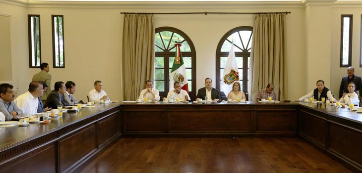 Se reúne Gobernador con diputados locales