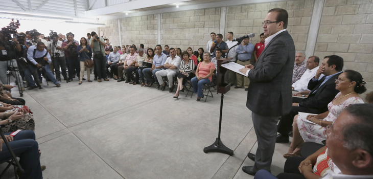 Cumple Javier Duarte al entregar viviendas en El Dique